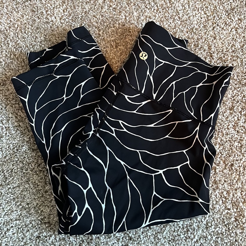 Lululemon Size 4 High Rise Crop 17” Patterned Leggings